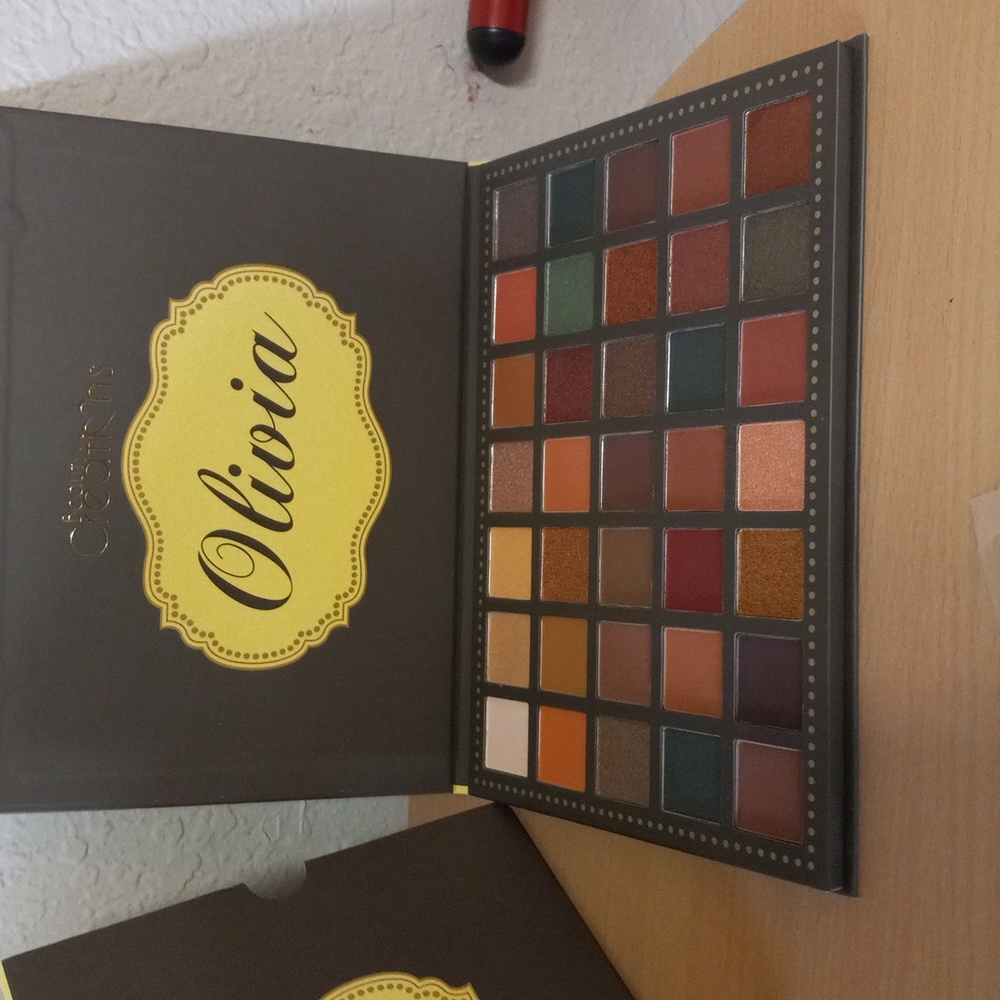 Eye shadow pallette,never been used,received as gift,I don't wear